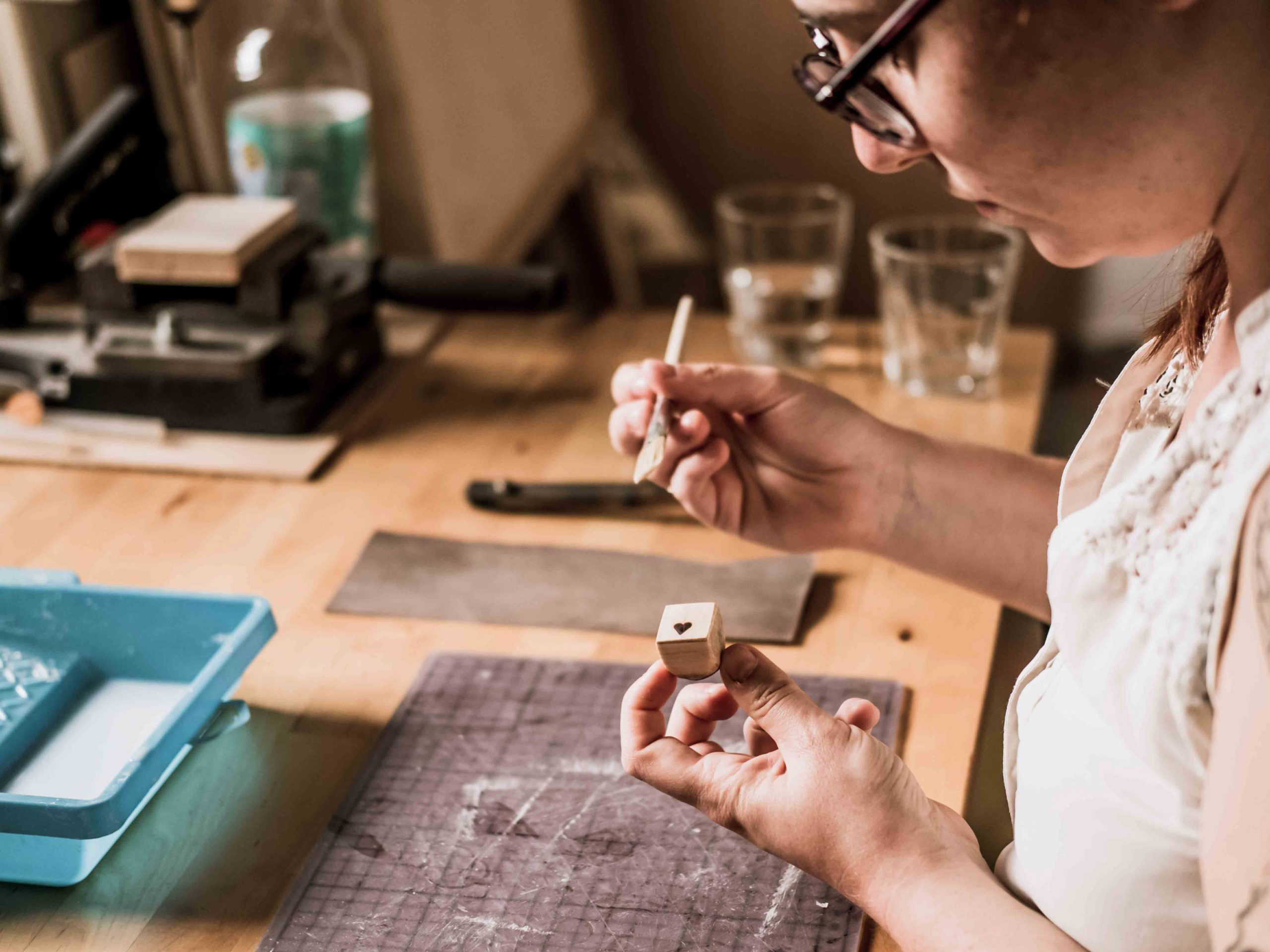 Lotte varnishes her stamps