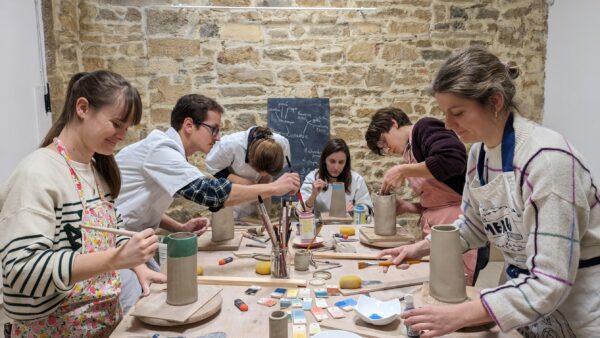 ambiance à l'atelier modelage chez elpom ceramics